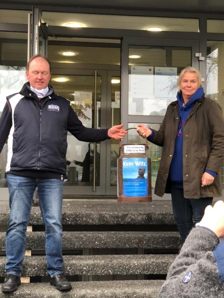 Landwirte übergeben die Forderungen an die DMK - Deutsches Milchkontor in Everswinkel